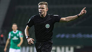 Leitet im Olympiastadion Berlin sein 25. Bundesligaspiel: Schiedsrichter Robert Schröder © imago images/Nordphoto