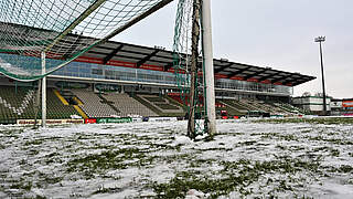 Weiterhin kein Drittligafußball möglich: Schnee und Eis an der Lübecker Lohmühle © imago