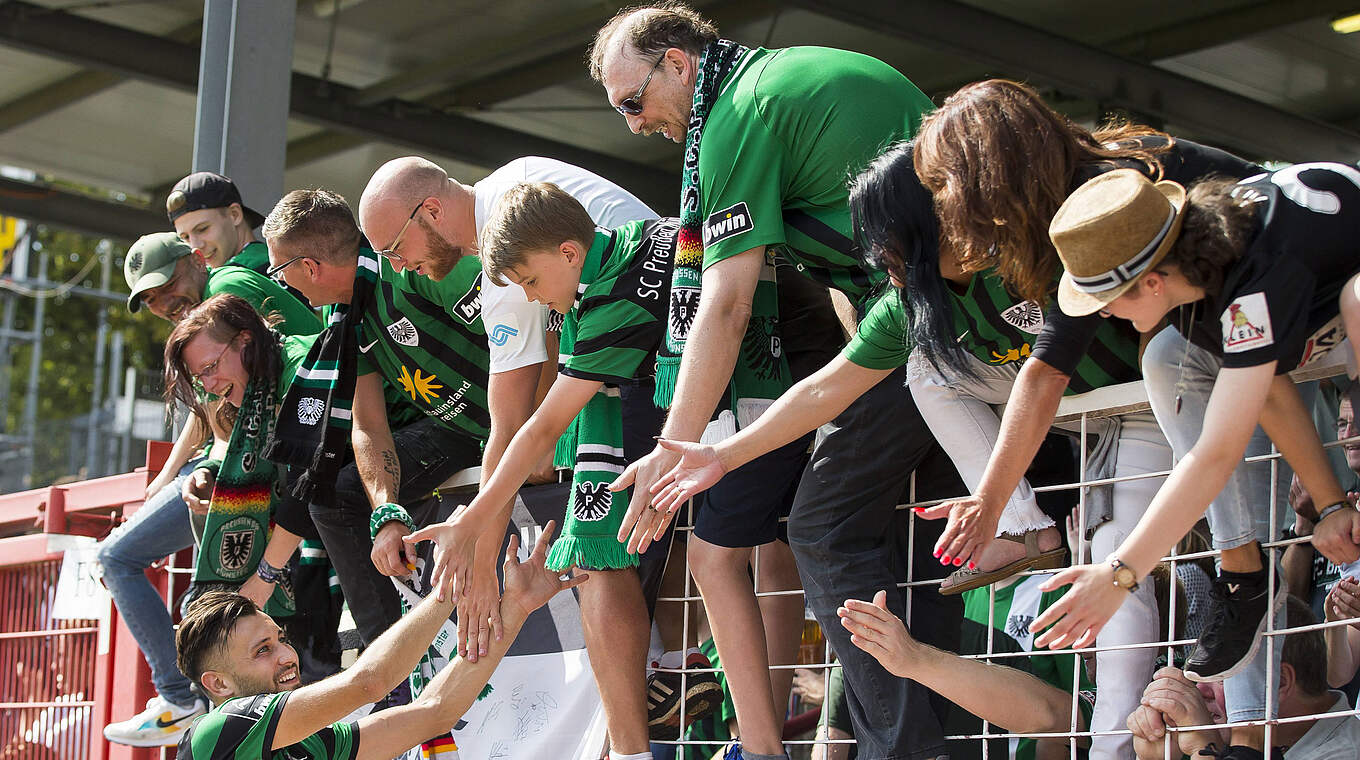 Für ihren Einsatz gegen Rechts ausgezeichnet: die Fans von Preußen Münster © imago images / Kirchner-Media