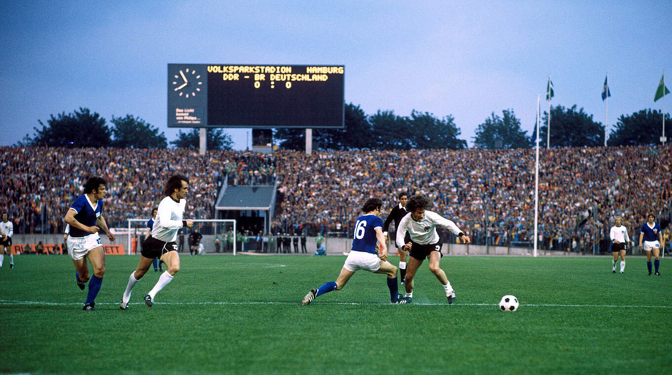 WM-Prestigeduell gewonnen: Harald Irmscher gegen Paul Breitner (r.) 1974 in Hamburg © imago sportfotodienst