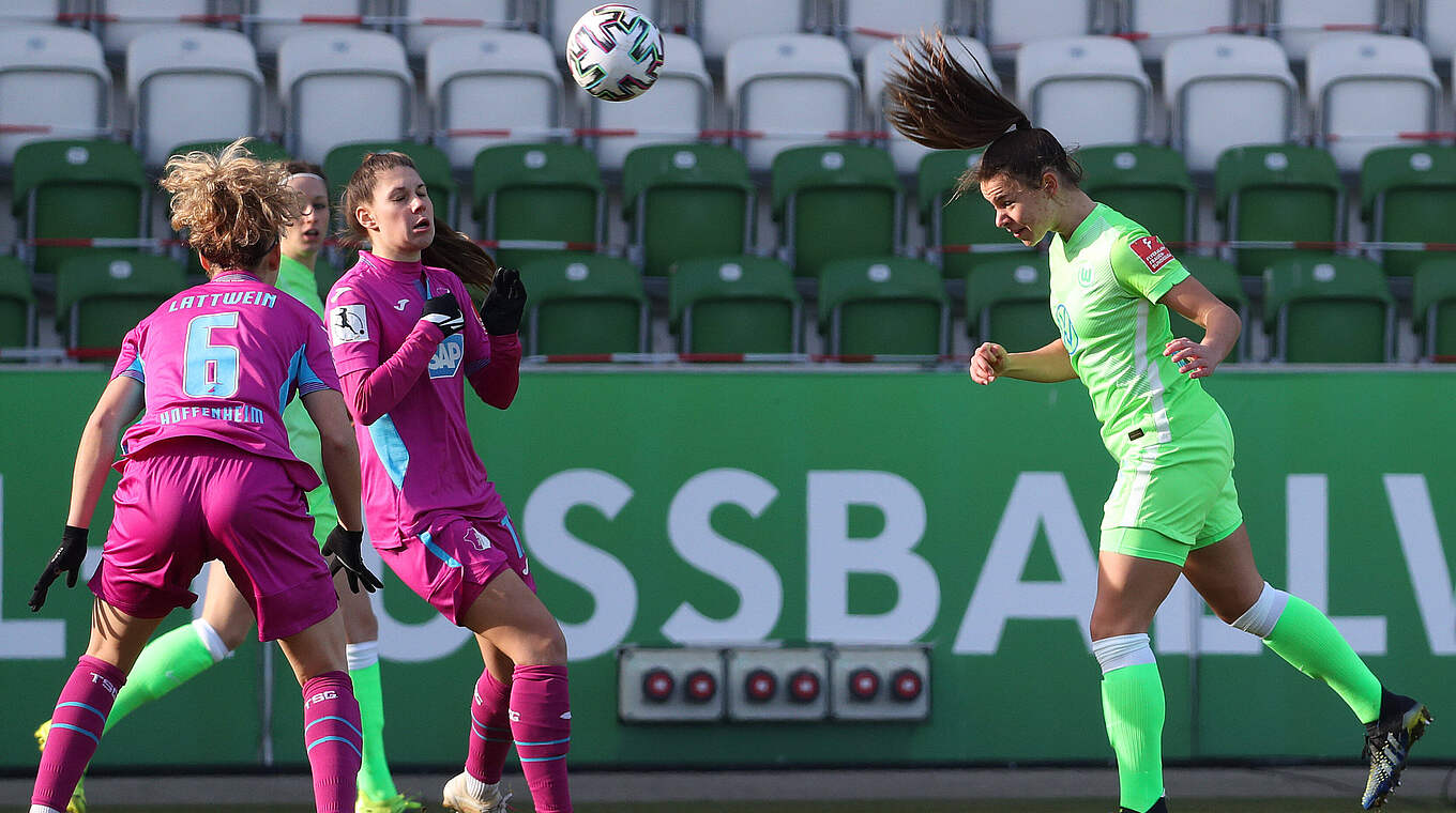 "Jede Begegnung ist nun ein Endspiel": Lena Oberdorf (r.) und Meister VfL Wolfsburg © imago