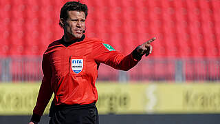 In Bielefeld vor seinem 294. Einsatz in der Bundesliga: Referee Dr. Felix Brych © imago images/foto2press