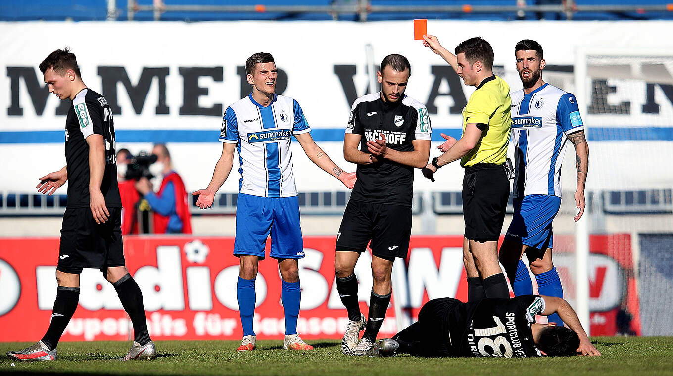 Muss einmal pausieren: Magdeburgs Brian Koglin (2.v.l.) © Getty Images