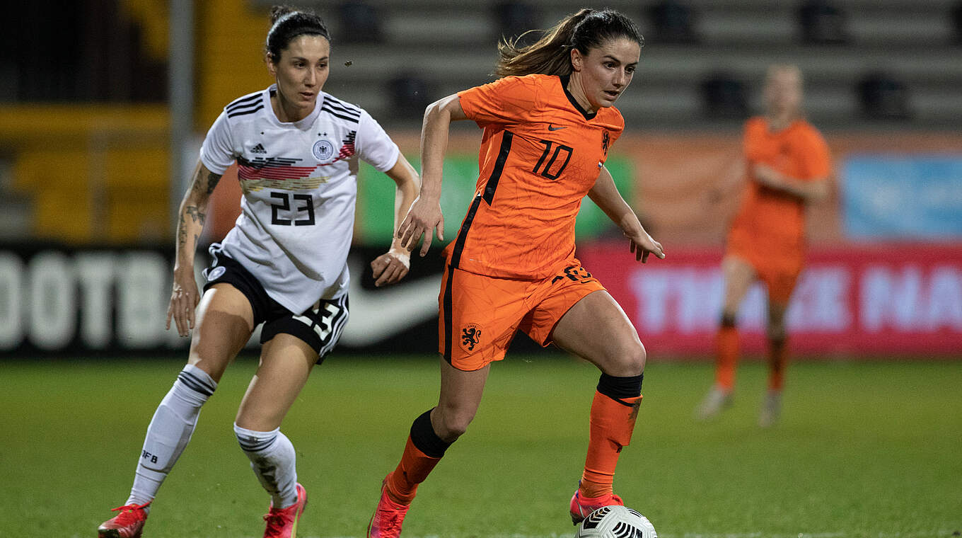 Stets ihre Gegenspielerin van de Donk im Blick: Sara Doorsoun (l.) © DFB/Maja Hitij/Getty Images