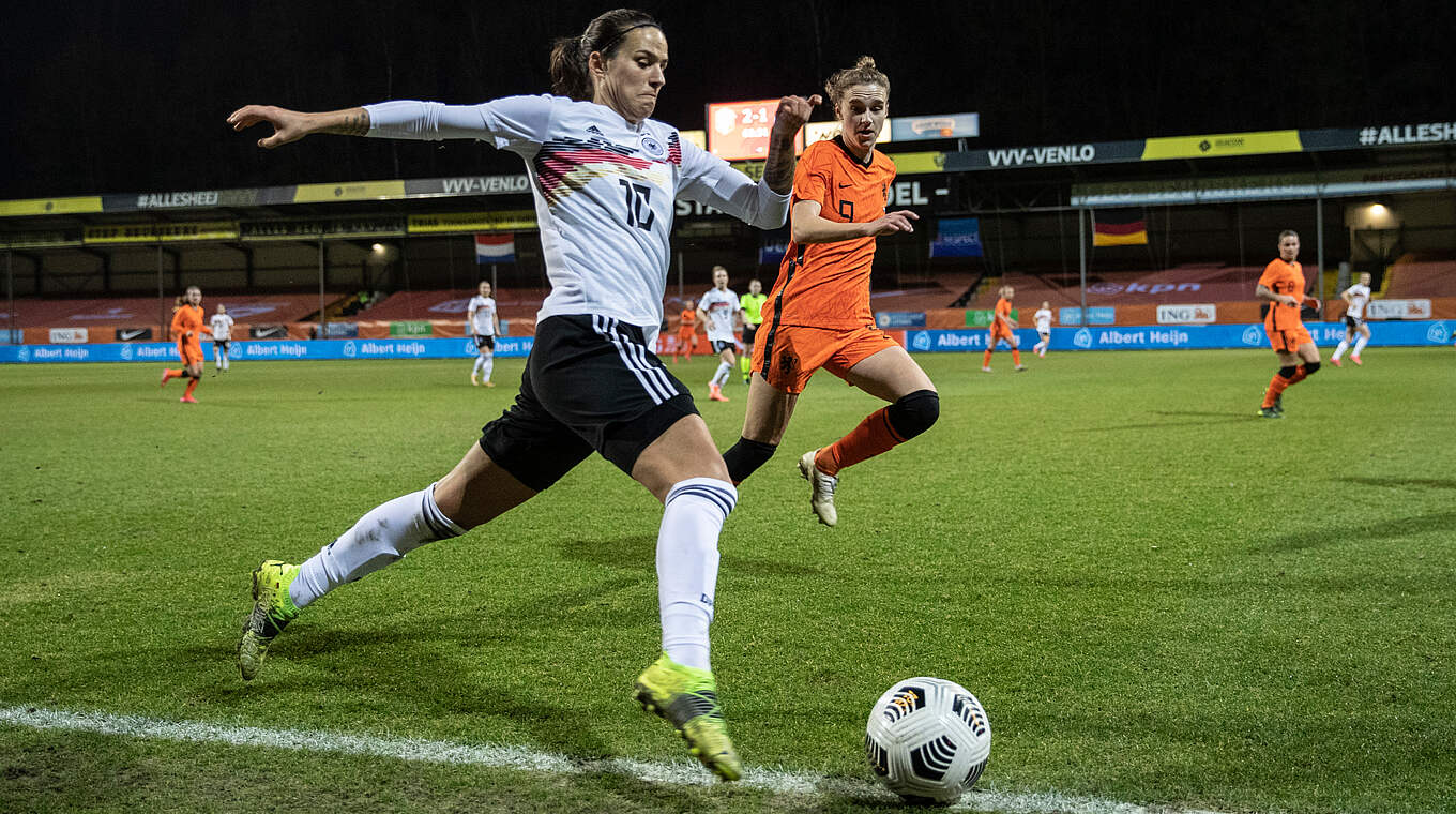 Dzsenifer Marozsan on the attack as Germany look for a second equaliser. © 