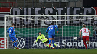 Alexander Mühling puts Kiel ahead from the spot.  © Getty Images