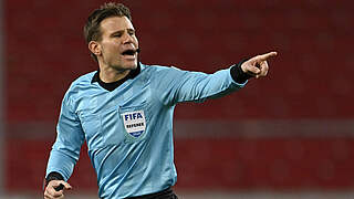 Leitet auf Schalke sein 295. Bundesligaspiel: FIFA-Schiedsrichter Dr. Felix Brych © imago images/Michael Weber