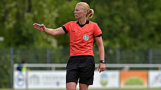 In Essen vor ihrem 74. Einsatz in der Frauen-Bundesliga: Schiedsrichterin Mirka Derlin © imago
