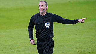 VAR im Supercup zwischen Chelsea und Villareal in Belfast: FIFA-Referee Marco Fritz © imago