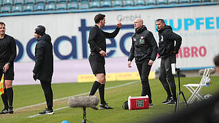 Rote Karte: Referee Manuel Gräfe verweist Marco Antwerpen (2.v.r.) des Innenraums © imago