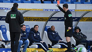 Platzverweis: Schiedsrichter Markus Schmidt zeigt Marcel Schäfer (2.v.l.) die Rote Karte © imago