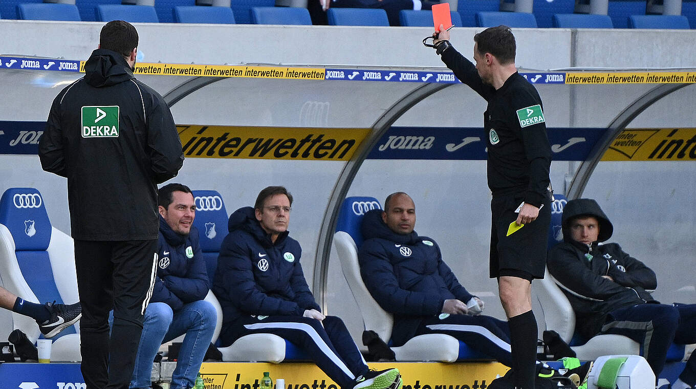 Platzverweis: Schiedsrichter Markus Schmidt zeigt Marcel Schäfer (2.v.l.) die Rote Karte © imago