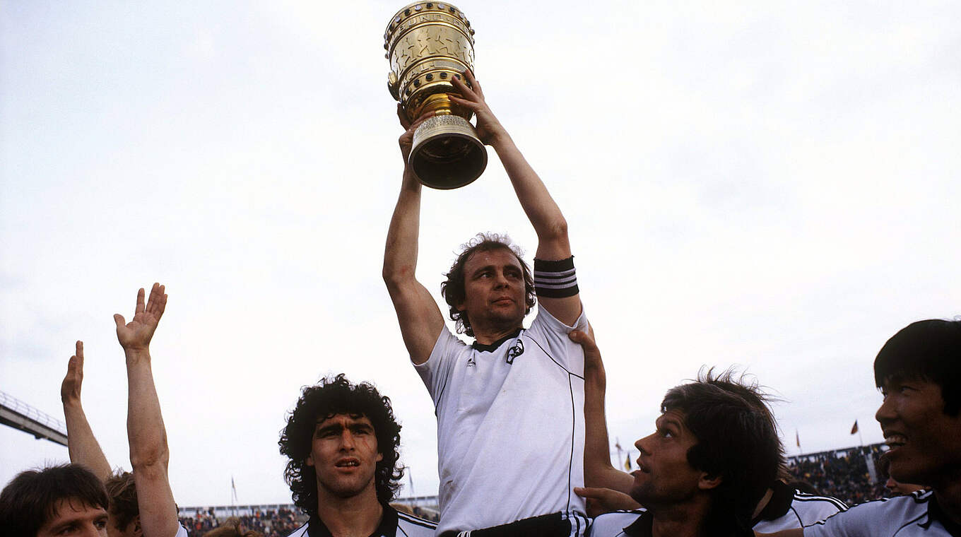 Zum dritten Mal den DFB-Pokal in den Händen: Bernd Hölzenbein hört 1981 auf © imago