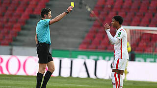 Irrtum: Schiedsrichter Jöllenbeck zeigt Ismail Jakobs die Gelbe Karte © imago