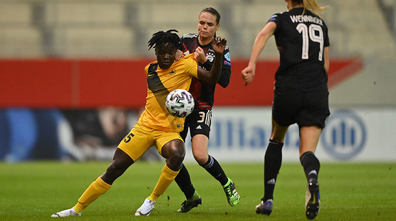 Duell im Mittelfeld: Prisca Chilufya schirmt den Ball vor Simone Boye Sorensen ab © 2021 Getty Images