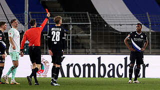 Muss zwei Spiele aussetzen: Bielefelds Nathan de Medina (r.) © Getty Images