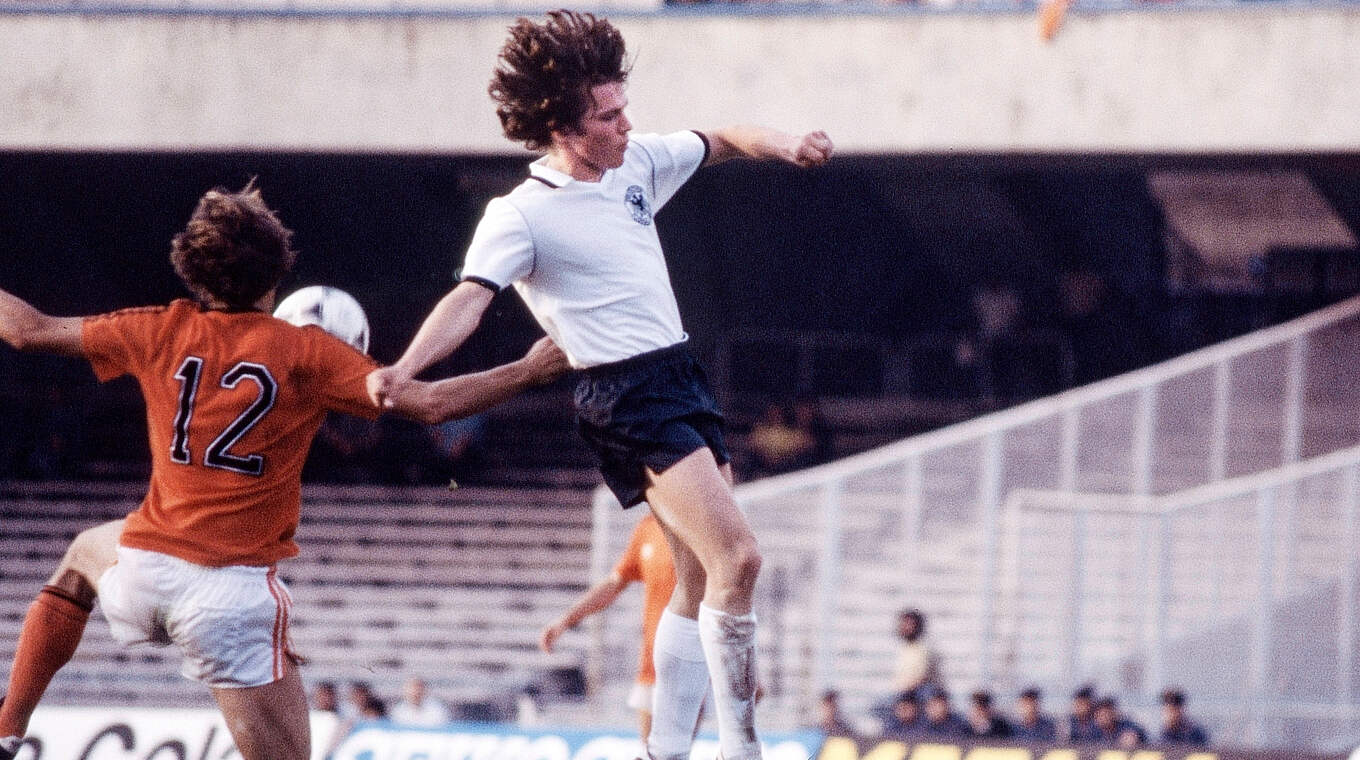 3:2 im ersten Länderspiel: Matthäus (r.) debütiert mit 19 gegen Oranje bei der EM 1980 © imago