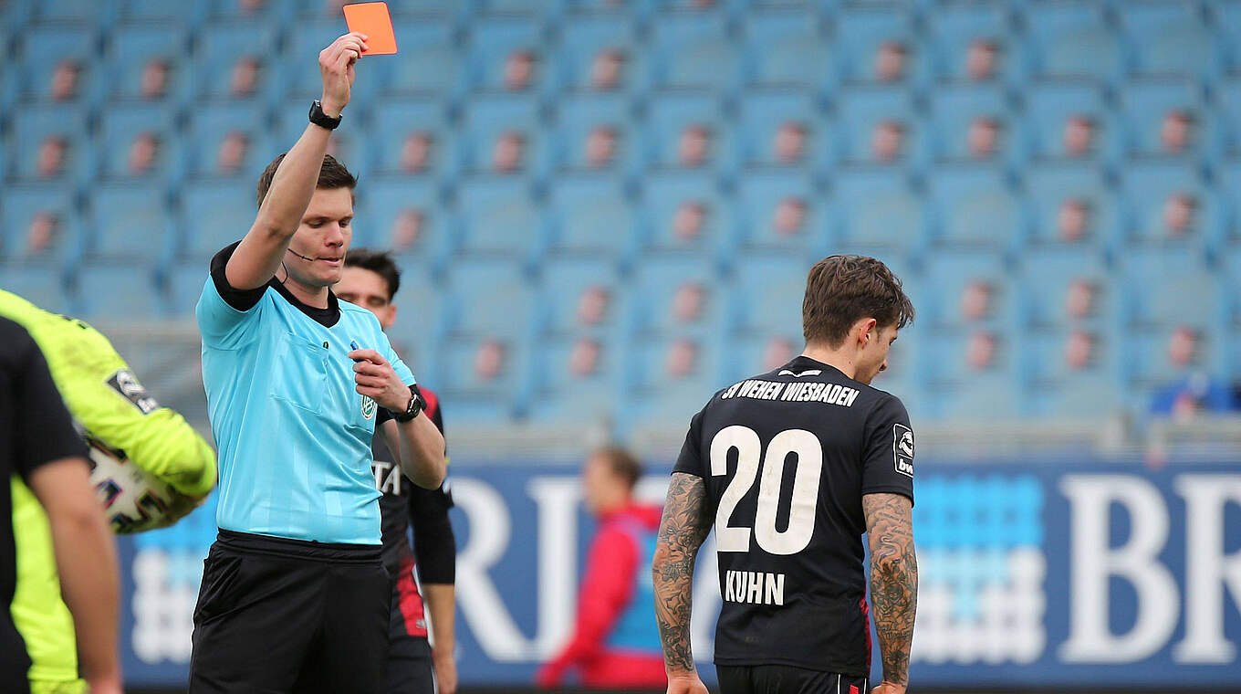 Muss in der 3. Liga einmal aussetzen: Wehen Wiesbadens Moritz Kuhn (r.) © imago images/Hartenfelser