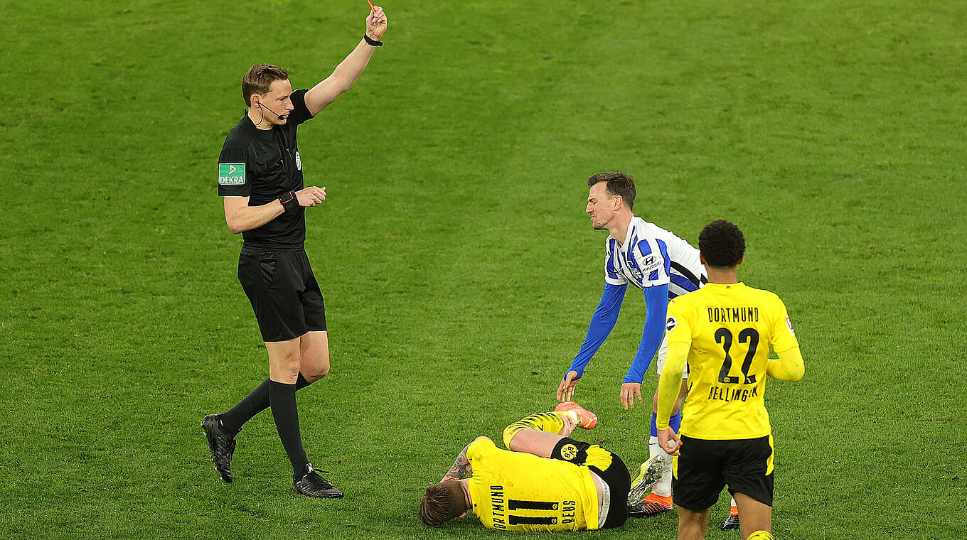 Nach seinem Platzverweis für drei Spiele gesperrt: der Herthaner Vladimir Darida (2.v.r.) © Getty Images