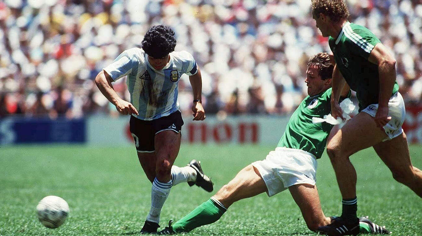 "Man muss ihn schon bei der Ballannahme stören": Maradona-Bewacher Matthäus (M.) © Bongarts