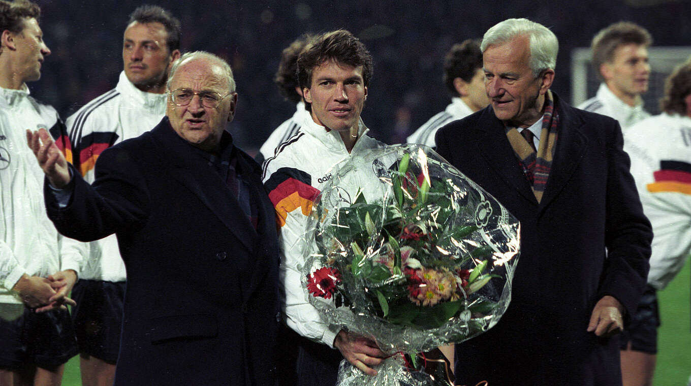 Von Bundespräsident Richard von Weizsäcker (r.) geehrt: Lothar Matthäus 1993 in Köln © Imago