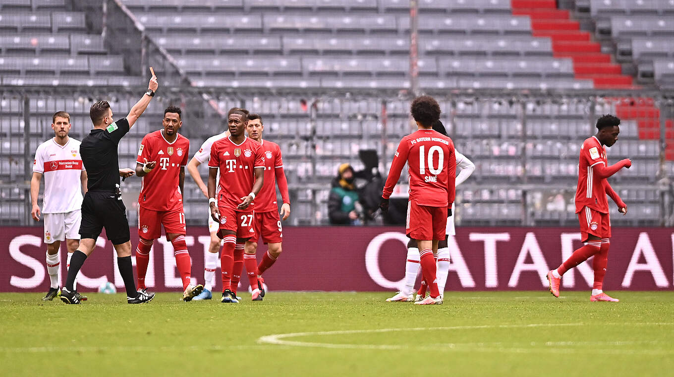 Nach seinem Platzverweis für zwei Spiele gesperrt: der Münchner Alphonso Davies (r.) © Getty Images