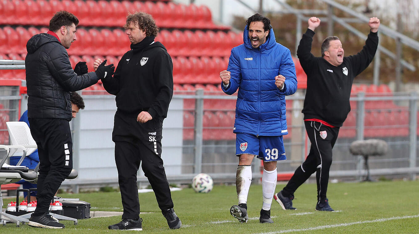 Sieg gegen Unterhaching: Grimaldi (2.v.r.) und Uerdingen gewinnen 3:2 © Imago