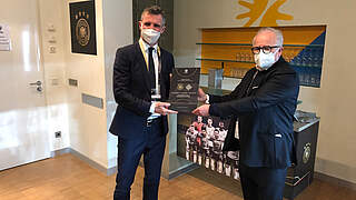 Überreicht Zertifikat und Plakette an Islands Verbandspräsident Bergsson (l.): Keller © DFB