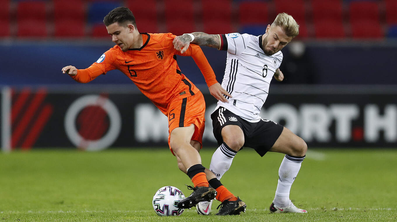 Im Mittelfeld gegen die Niederlande in viele Zweikämpfe verwickelt: Niklas Dorsch (r.) © 2021 Getty Images