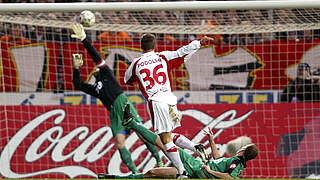 31. Januar 2004: Podolski erzielt das 1:0 für den 1. FC Köln gegen Borussia Mönchengladbach (Endstand 1:0) © Imago
