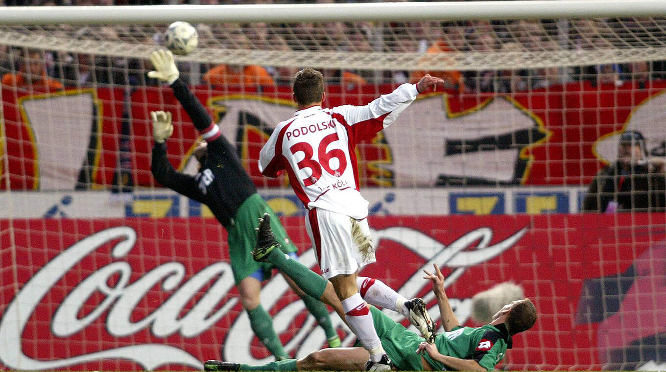 31. Januar 2004: Podolski erzielt das 1:0 für den 1. FC Köln gegen Borussia Mönchengladbach (Endstand 1:0) © Imago