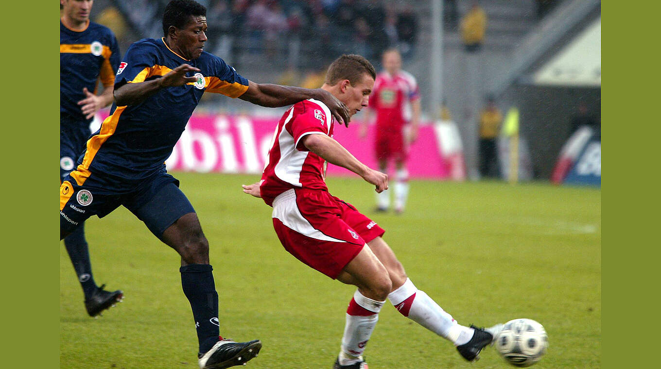 17. Oktober 2004: Podolski erzielt das 1:1 für den 1. FC Köln gegen Rot-Weiß Oberhausen (Endstand 3:2) © Imago