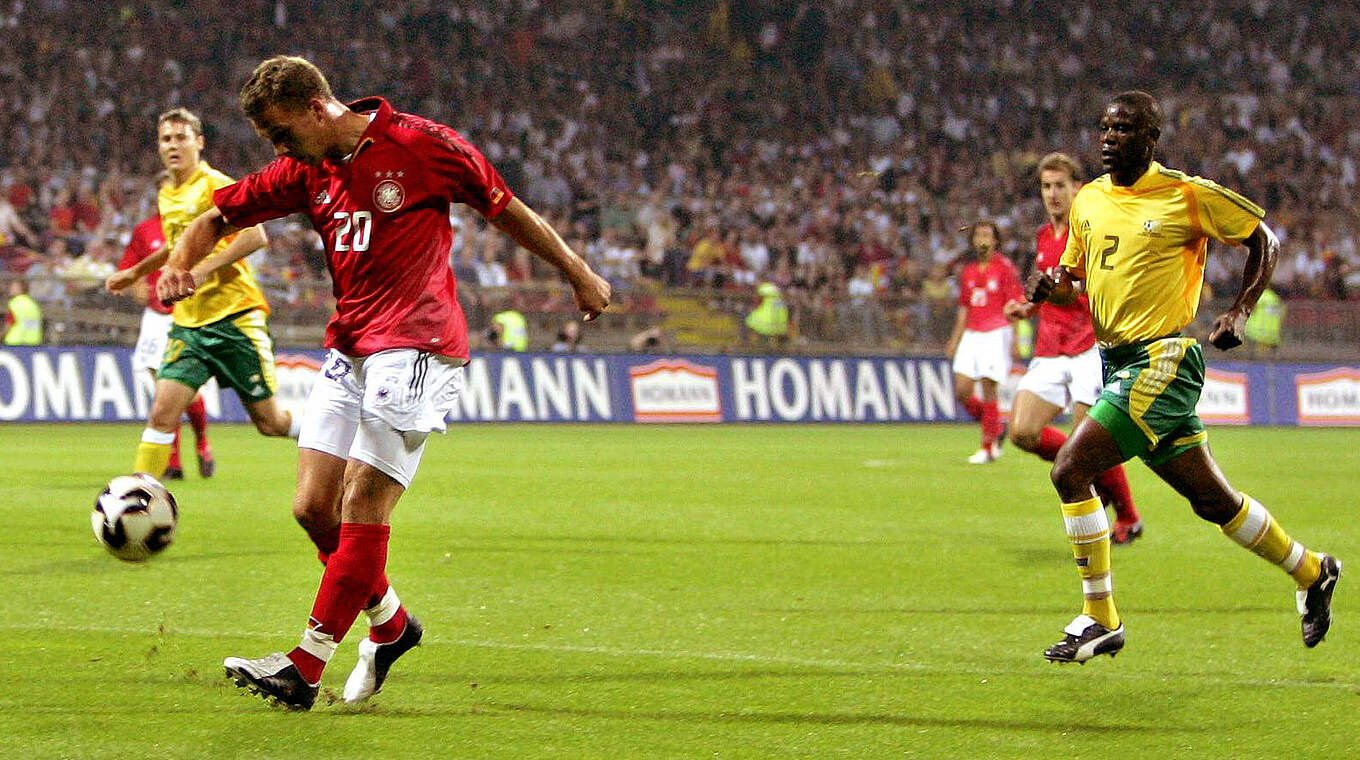 7. September 2005: Podolski erzielt das 1:0 für Deutschland gegen Südafrika (Endstand 4:2) © Imago