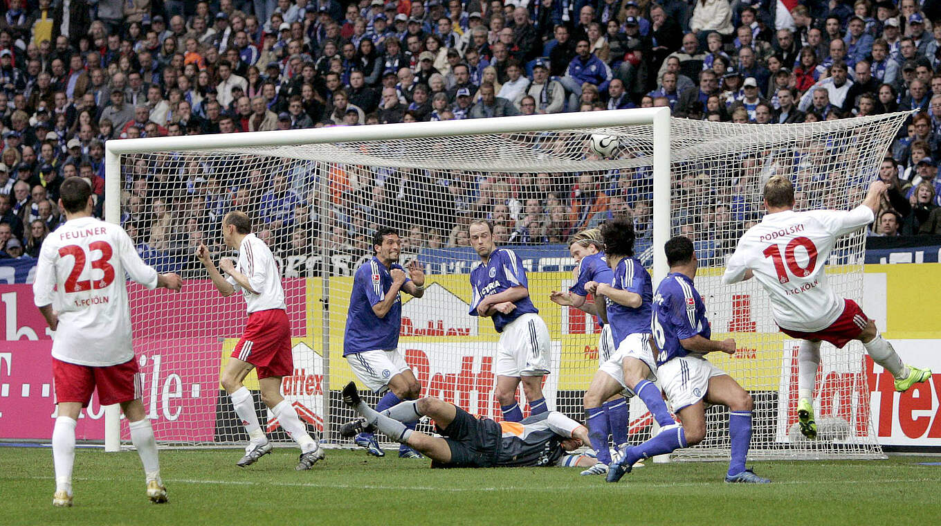 15. April 2006: Podolski erzielt das 1:0 für den 1. FC Köln gegen den FC Schalke 04 (Endstand 1:0) © Imago