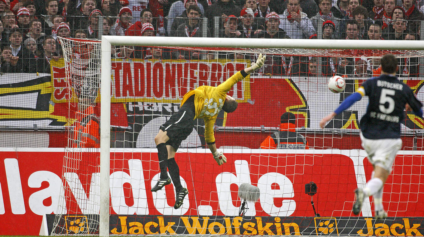 26. Februar 2011: Podolski erzielt das 1:0 für den 1. FC Köln gegen den SC Freiburg (Endstand 1:0) © Imago