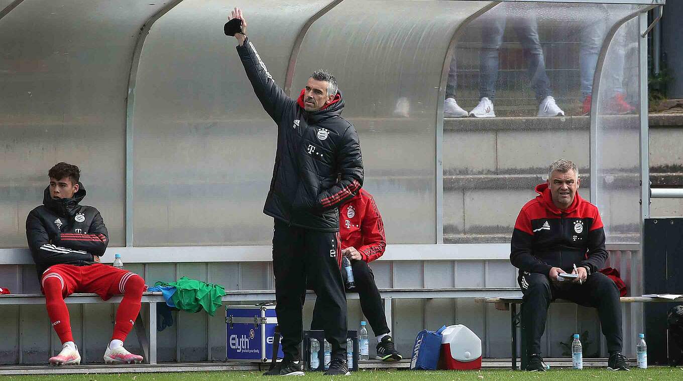 Zuvor bei der U 17 des FC Bayern München an der Seitenlinie: Coach Danny Schwarz © Imago