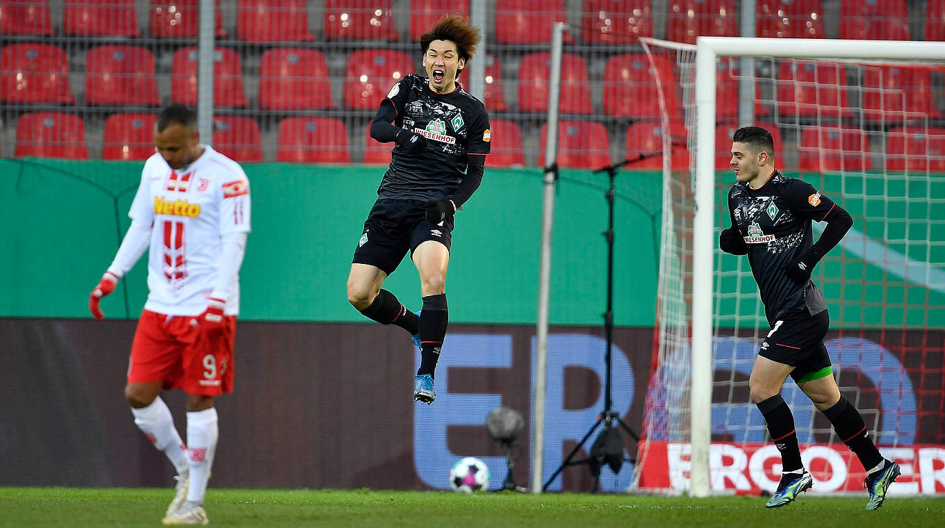 Wegbereiter: Bremens Yuya Osako (2.v.l.) bejubelt seinen Führungstreffer © imago