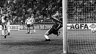 Werder Bremen’s Dieter Eilts scores past Rüdiger Vollborn in the 1989 final. © 
