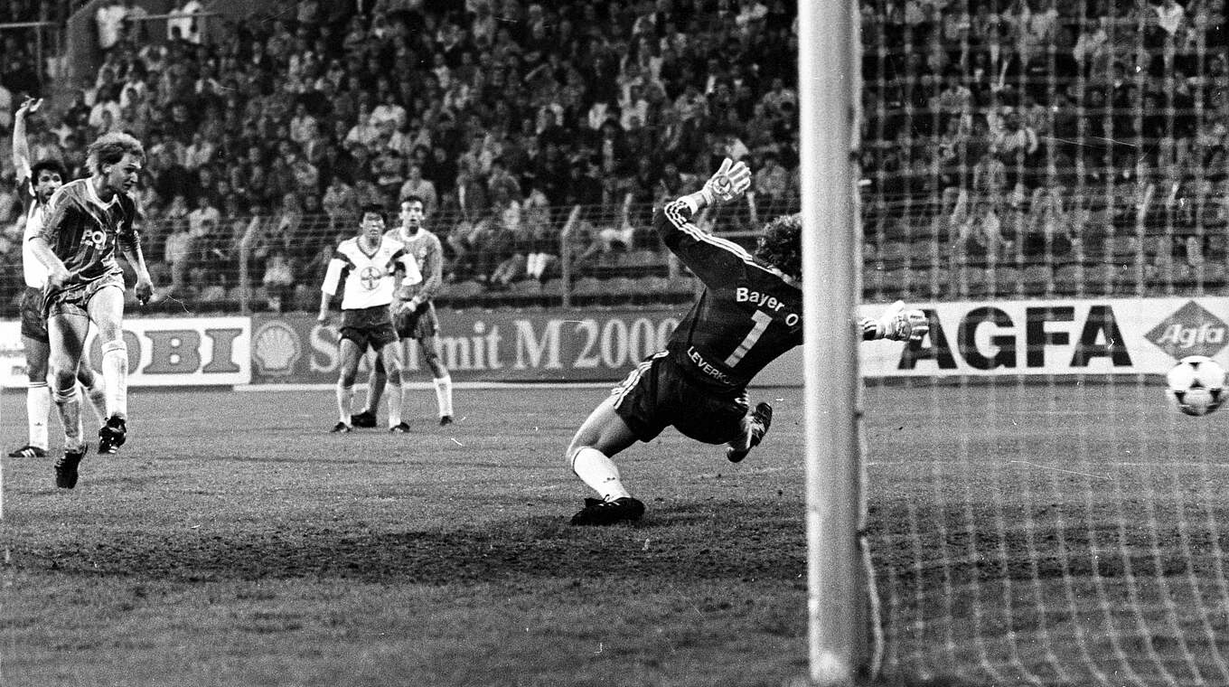 Werder Bremen’s Dieter Eilts scores past Rüdiger Vollborn in the 1989 final. © 