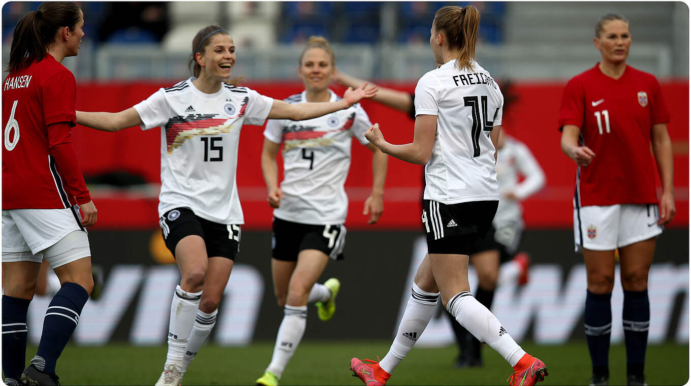 Tabea Waßmuth (l.) congratulates Laura Freigang after she levels the score.  © DFB/Maja Hitij/Getty Images