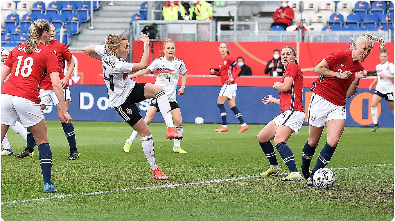Laura Freigang equalises for Germany.  © imago