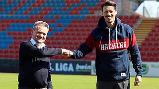 Vorstellung in Unterhaching: Sandro Wagner (r.) mit Präsident Manfred Schwabl © SpVgg Unterhaching