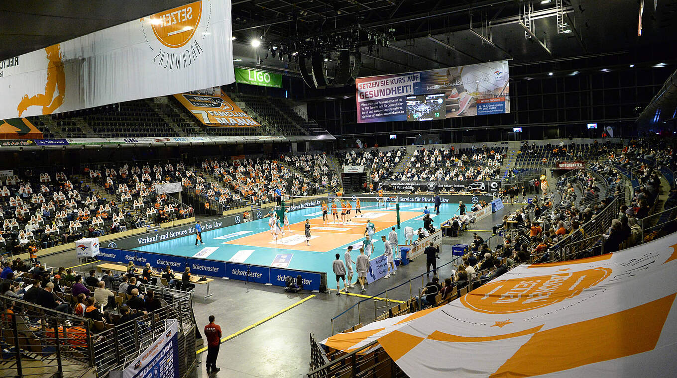 Mitte März in Berlin: 800 Zuschauer*innen beim Spiel der Volleyball-Bundesliga © imago