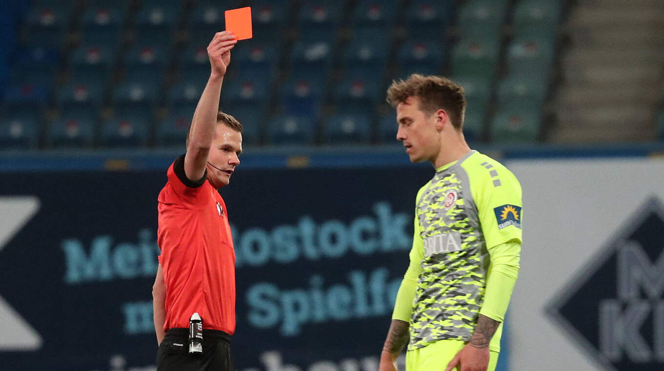 Nach seinem Platzverweis für drei Spiele gesperrt: Wehen Wiesbadens Phillip Tietz (r.) © imago images/Eibner