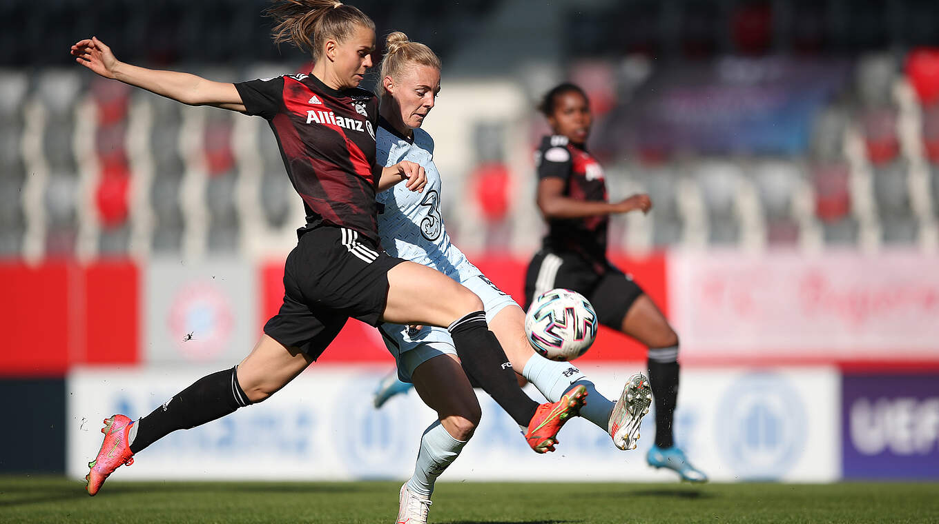 Voller Einsatz: Nationalspielerin Klara Bühl (l.) gegen Sophie Ingle © 2021 Getty Images