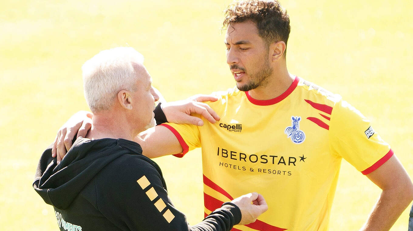 Bouhaddouz (r.) über Trainer Dotchev: "Er passt zur Mannschaft und zum MSV" © imago images/Martin Hoffmann