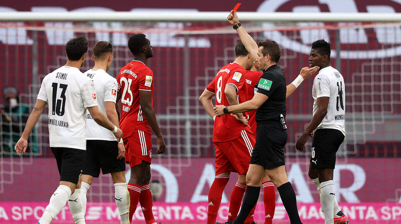 Muss nach Roter Karte zweimal aussetzen: Bayerns Tanguy Nianzou (3.v.l.) © Getty Images