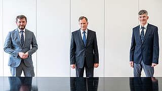 Leiter der Sitzung des Sportgerichts: Lorenz (M.) mit Dr. Otten (l.) und Dr. Schindler © Getty Images