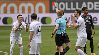 Muss nach Roter Karte zweimal aussetzen: Augsburgs Ruben Vargas (l.) © M.i.S.-Sportpressefoto