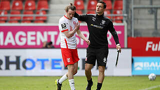 Für die nächsten zwei Ligaspiele gesperrt: Halles Niklas Kastenhofer (l.) © imago images/Karina Hessland